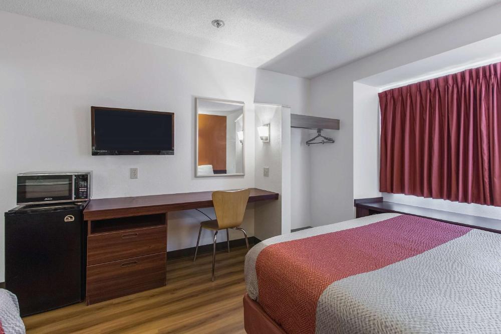 Deluxe Queen Room - Smoking interior