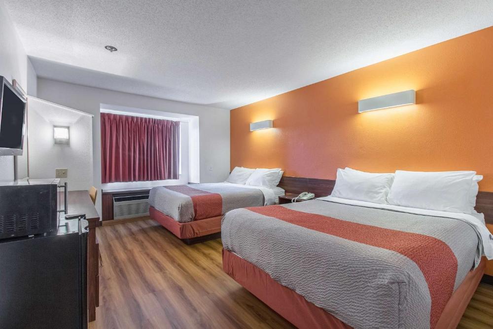 Deluxe Queen Room with Two Queen Beds - Smoking interior